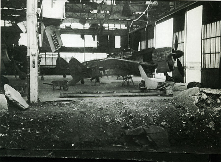 Flugzeug in einer zerstörten Fieseler-Werkshalle in Kassel, 1943