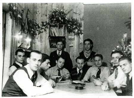 Niederländische Zwangsarbeiter in ihrer Baracke, um 1944