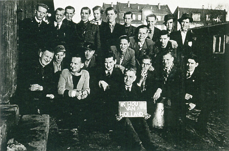 Gruppe niederländischer Zwangsarbeiter im Henschellager Holländischer Platz, 1943