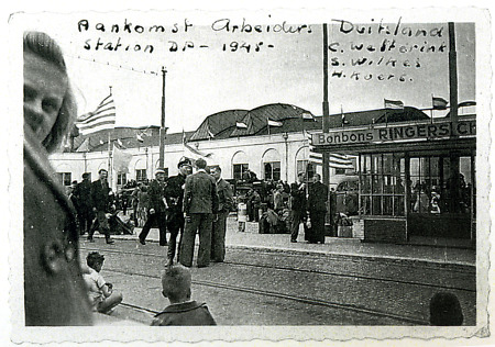 Ankunft von Zwangsarbeiter am Bahnhof von Rotterdam, 1945