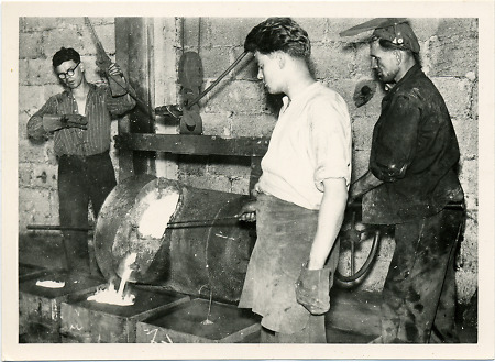 Arbeiter der Gießerei Winter bei der Arbeit, um 1960