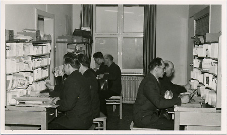 Postbeamte in Stadtallendorf beim Sortieren der Briefsendungen, um 1960