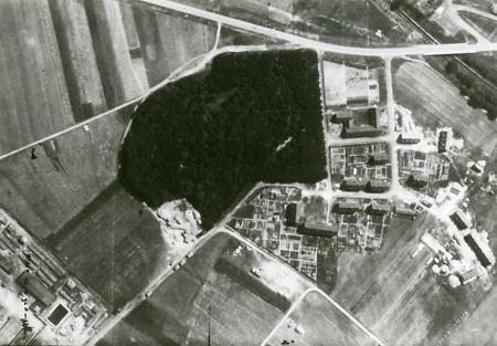 Alliierte Luftaufnahme des Lagers Haardtsiedlung in Stadtallendorf, 1943-1945