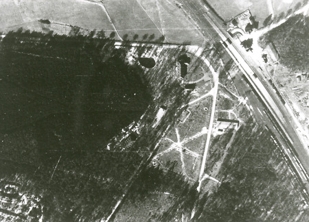 Alliierte Luftaufnahme des DAG-Verwaltungsgebäudes und des Bahnhofs Allendorf in Stadtallendorf, 1943-1945