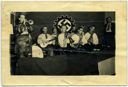 Musikgruppe niederländischer Zwangsarbeiter in Stadtallendorf, März 1945