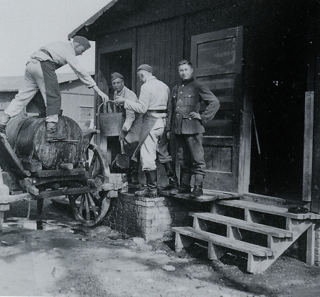Reichsarbeitsdienstmänner beim Leeren der Jauchegrube, 1943
