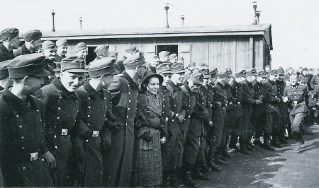 Frauenbesuch im Reichsarbeitsdienstlager Drausmühle bei Stadtallendorf, 1943