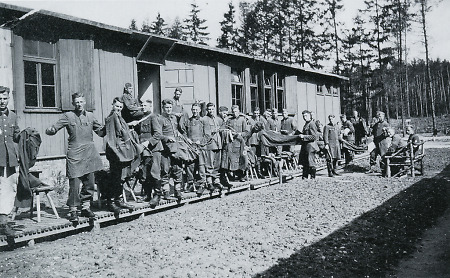 Putz- und Flickstunde im Reicharbeitsdienstlager Drausmühle bei Stadtallendorf, 1943