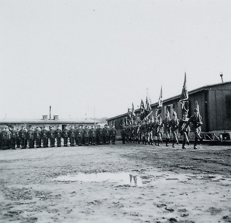 Aufmarsch des Reichsarbeitsdienstes im Lager Drausmühle bei Stadtallendorf, 1943