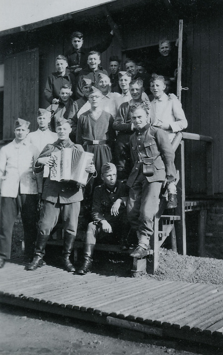 Reichsarbeitdienstmänner im Lager Drausmühle bei Stadtallendorf, 1943