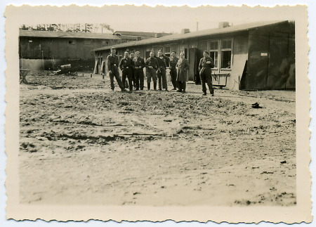 Gruppe von Zwangsarbeitern vor Baracken des Gemeinschaftslagers Stadtallendorf, 1945