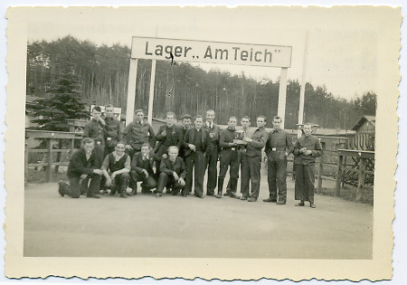 Zwangsarbeiter vor dem Lager „Am Teich“ in Stadtallendorf, 1945