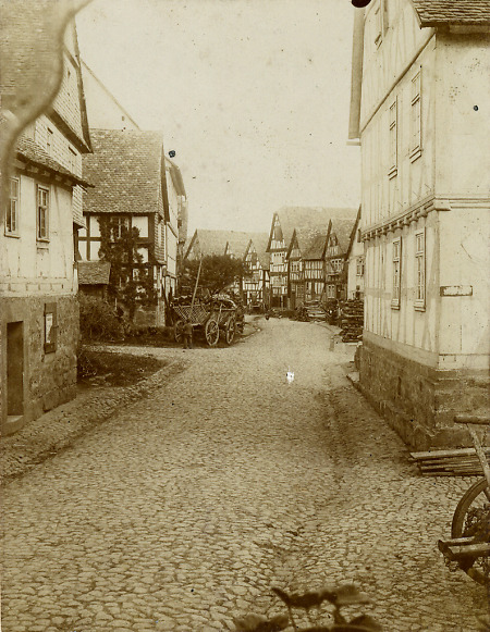 Straße im Tal in Schweinsberg, um 1900?