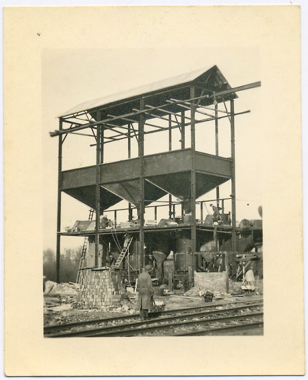 Aufbau eines Stahlbehälters in Stadtallendorf, 1950er Jahre