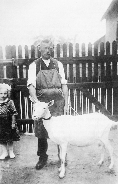 Maurermeister mit seiner kleinen Tochter und einer Ziege in Klein-Auheim, um 1920