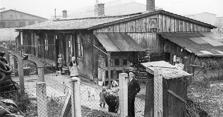 Barackenlager in Klein-Auheim auf einem Betriebsgelände, um 1955