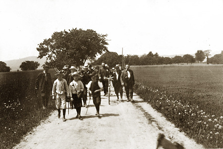 Gruppe von Besuchern auf dem Weg nach Neunkirchen im Odenwald, 1907