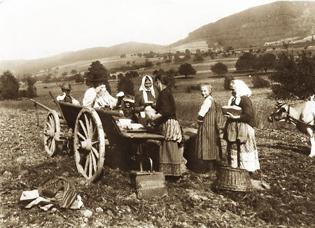 Familie in Weschnitz bei einer Pause während der Feldarbeit, 1907