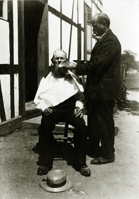 Älterer Mann in Weschnitz bei der Rasur, 1907
