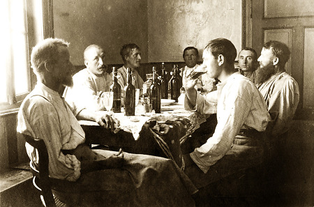 Männer in einer Gastwirtschaft in Weschnitz, 1908