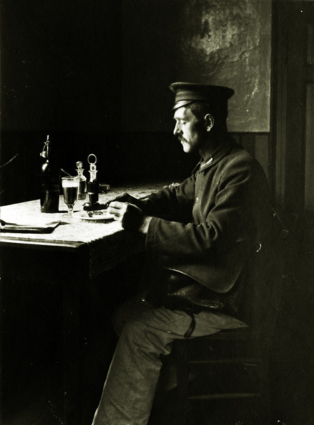 Briefträger im Wirtshaus in Weschnitz, 1907