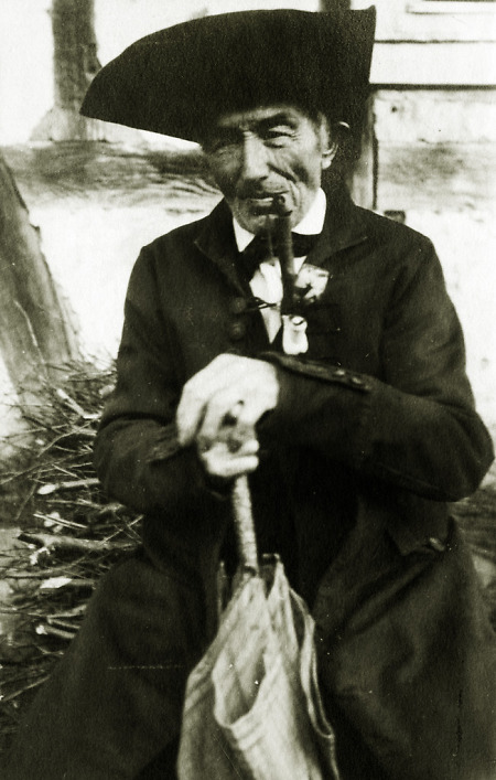Älterer Mann in Weschnitz in Odenwälder Tracht, 1907