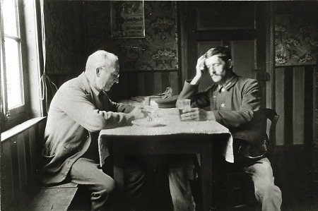 Zwei Männer in der Gastwirtschaft von Weschnitz, 1907