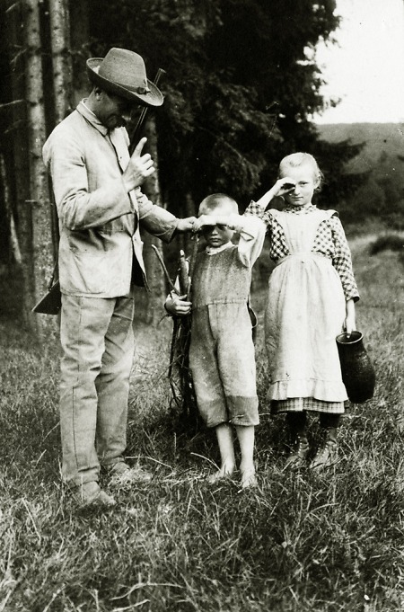 Förster und zwei Kinder in Ober-Ostern, 1907