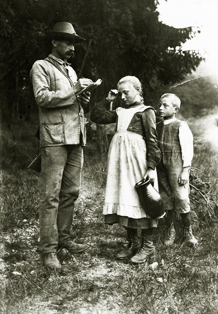 Förster und zwei Kinder in Ober-Ostern, 1907