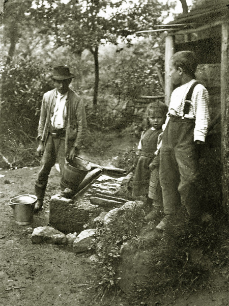 Mann beim Wasserholen am Kump in Ober-Ostern, 1907/08