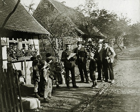 Der Polizeidiener in Ober-Ostern beim Verlesen einer Bekanntmachung, 1907/1908