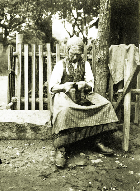 Frau in Ober-Ostern beim Stricken, 1907/08