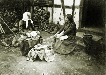 Hausiererin in Ober-Ostern mit Tuchproben, 1907/08