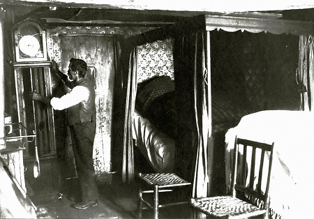 Mann in Ober-Ostern in seiner Stube, 1907/08
