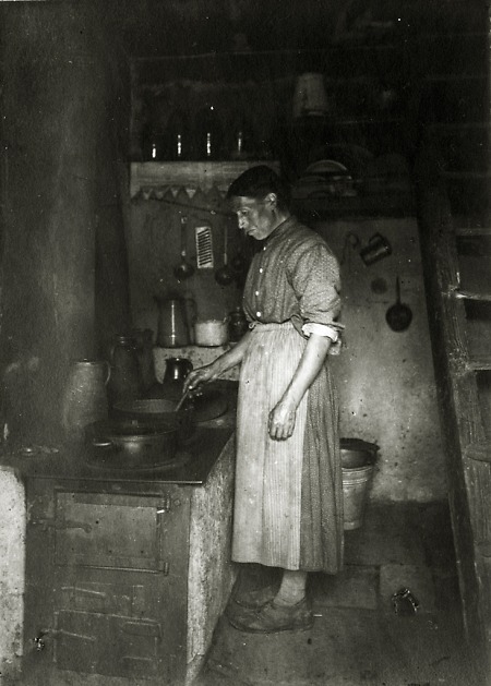 Frau aus Ober-Ostern am Herd, 1907
