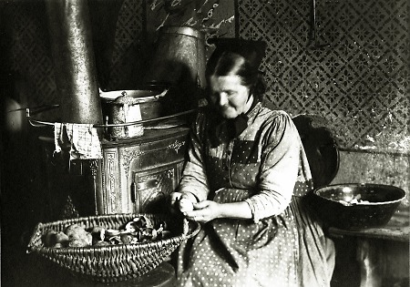 Pilzlese in einer Ober-Osterner Küche, 1907/1908