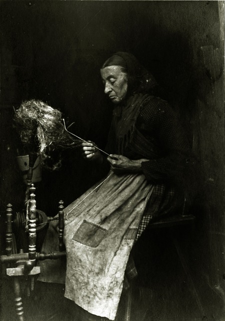 Ältere Frau am Spinnrad in Ober-Ostern, 1907
