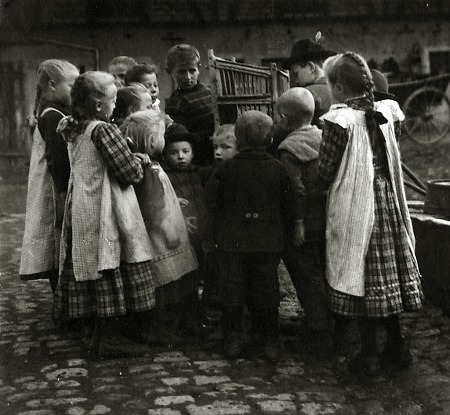 Straßenbild mit Kindern in Brandau, 1910