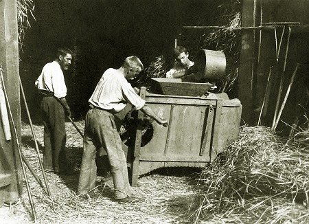 Reinigen des Getreides mit einer Getreideputzmühle in Vielbrunn, 1908