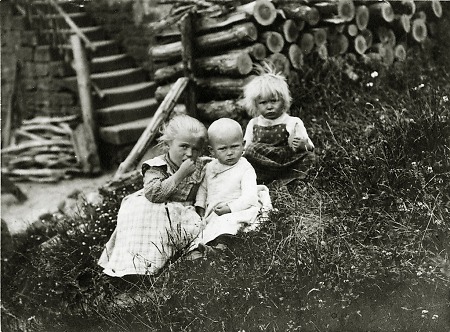 Drei Kinder auf einer Wiese in Hammelbach, 1907