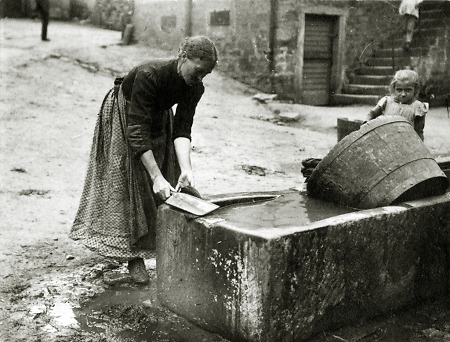 Waschen und Ausschlagen der Wäsche mit einem Waschblauel am Kump in Hammelbach, 1907