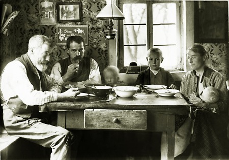 Familie eines Rechenschnitzer in Hammelbach bei einer Mahlzeit, 1907
