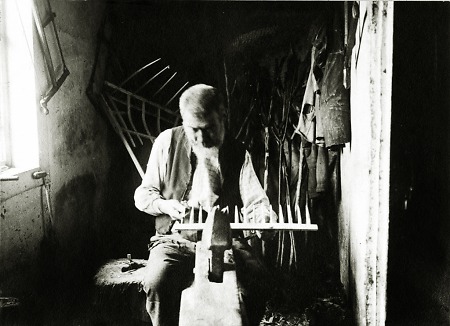 Ein Rechenschnitzer aus Hammelbach bei der Arbeit, 1907