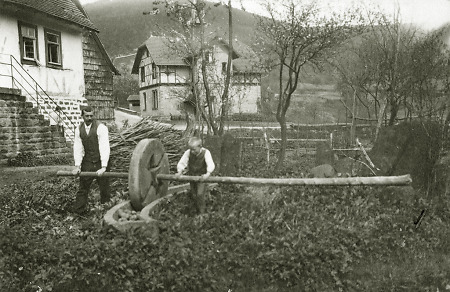 Vater und Sohn beim Apfelpressen in Langenthal, 1908