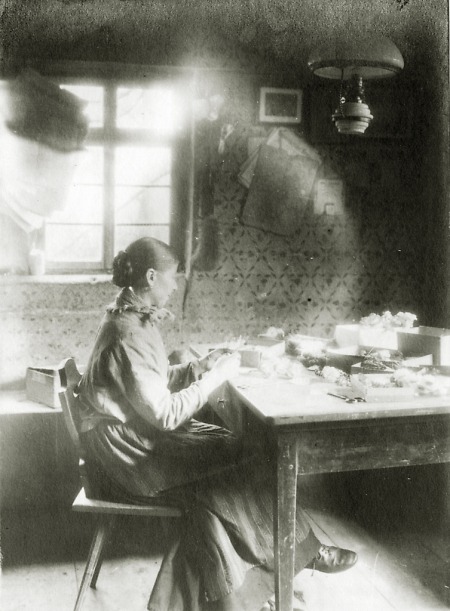 Papierblumenmacherin in Langenthal, 1908