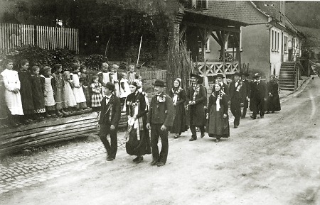 Gang des Hochzeitspaares zur Kirche in Langenthal , 1908