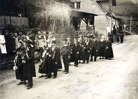Gang des Hochzeitspaares zur Kirche in Langenthal, 1908