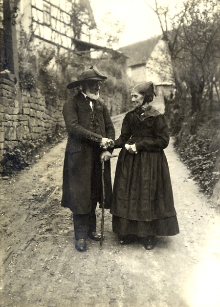 Straßenbild mit einem älteren Mann und einer Frau in Langenthal, 1908