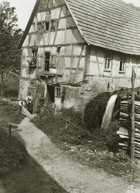 Außenaufnahme der Ölmühle in Ellenbach, 1908
