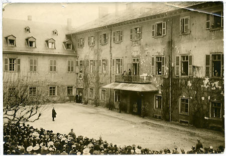 Kaiser Wilhelm und seine Gemahlin auf dem Balkon des Homburger Schlosses, 10. Februar 1918